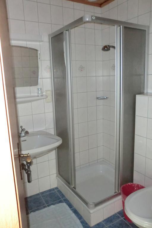 ホテル ヴァイセス ルッスル ヴェルフェン 部屋 写真