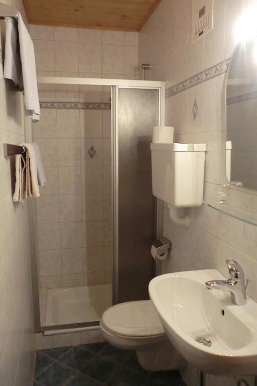 ホテル ヴァイセス ルッスル ヴェルフェン 部屋 写真