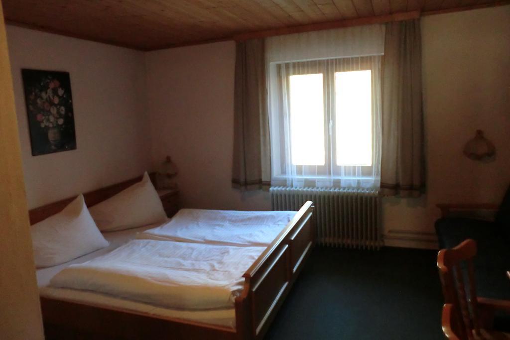 ホテル ヴァイセス ルッスル ヴェルフェン 部屋 写真